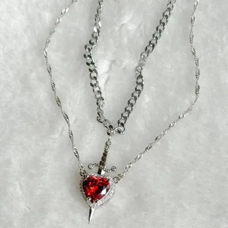 Collar de Corazón y Espada en Conjunto