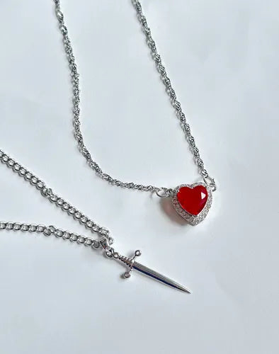Collar de Corazón y Espada en Conjunto